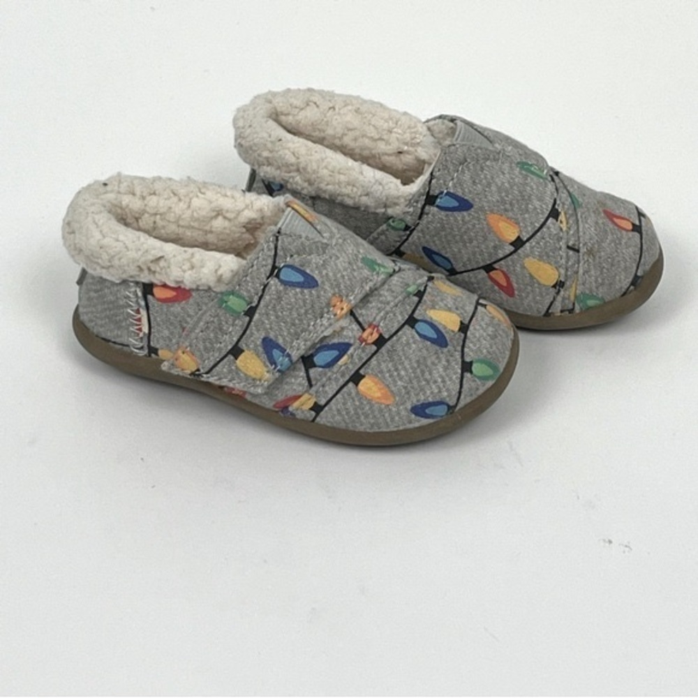 Tom’s Christmas lights print faux shearling lined hard bottom slipper shoes, 6.
